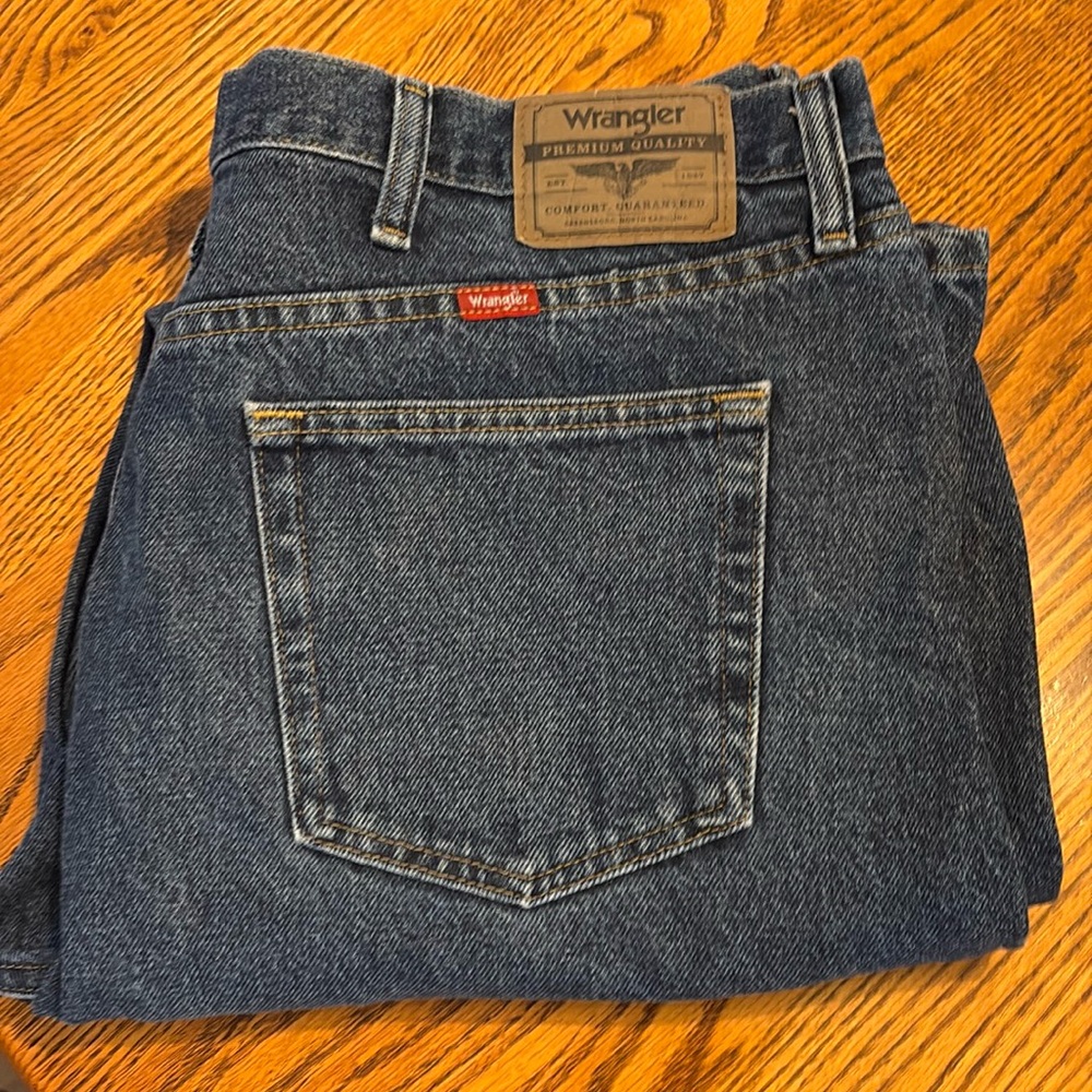Wrangler jeans dark wash size 42 x 32